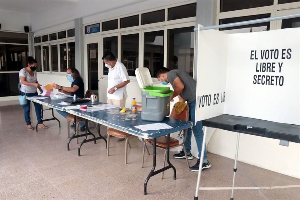 En Monterrey las mesas de votación lucieron con baja afluencia.