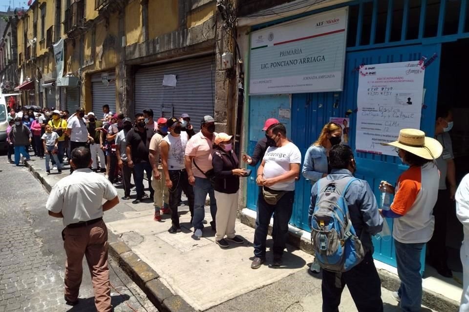 Un grupo de personas que llegó a votar a la casilla en la Primaria Ponciano Arriaga.