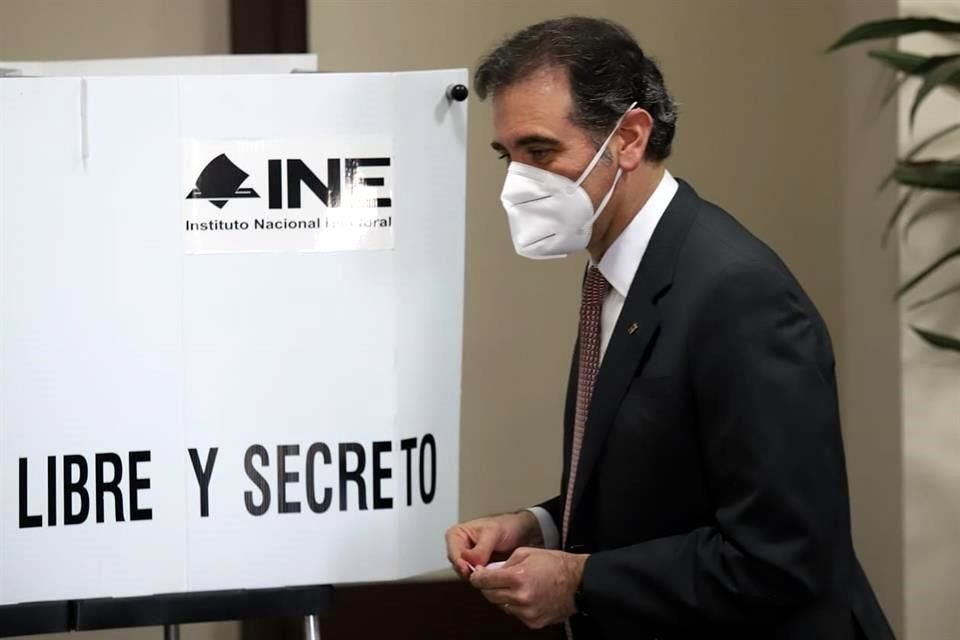 Lorenzo Córdova, titular de INE, dijo que si AMLO y su esposa quieren participar en consulta sus boletas están en casilla que les toca.