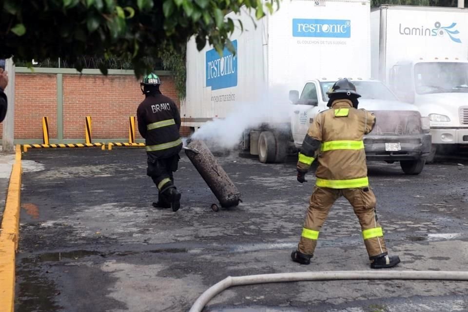 Un incendio consumió parte de una fábrica de colchones, en Tlalnepantla, Estado de México.