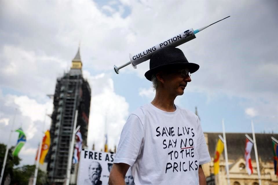 Un manifestante antivacunas protesta frente al Parlamento inglés.