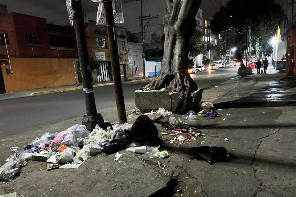 Oscuras y en abandono, las calles alrededor de la Prepa 7 representan una sensación constante de inseguridad.