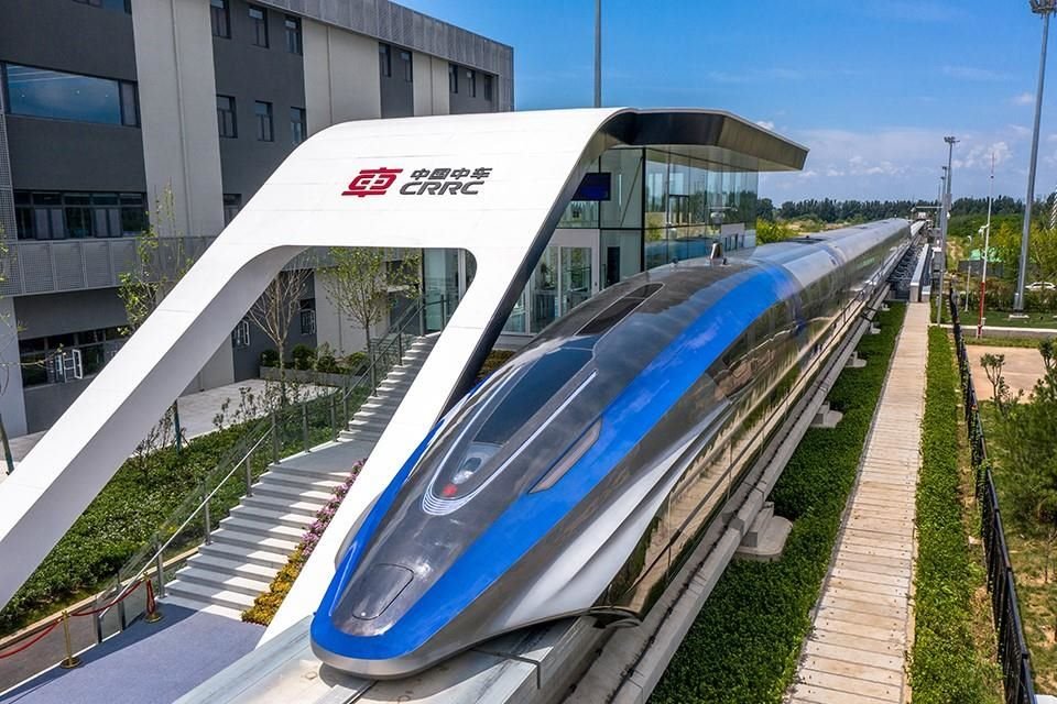 El primer tren maglev de alta velocidad del mundo, con una velocidad máxima de 600 kilómetros por hora, sale de la línea de producción en Qingdao, provincia de Shandong, 20 de julio del 2021.