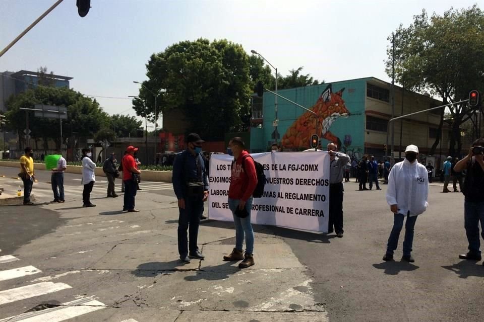 Frente a las oficinas de la FGJ, personal se manifestó para protestar por el nuevo Reglamento del Servicio Profesional de Carrera y por falta de medidas ante #Covid_19.