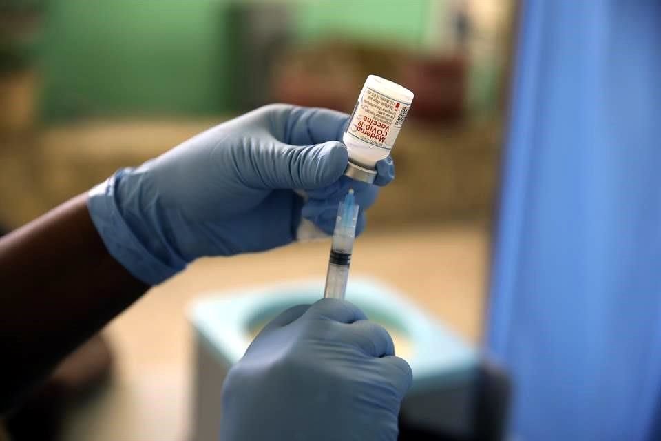 Un trabajador de salud en Haití prepara una dosis de la vacuna contra Covid-19 de Moderna.