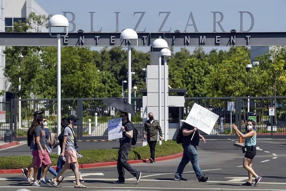 Los empleados de Blizzard Entertainment protestan por mejores condiciones laborales en las instalaciones de Irvine, California.