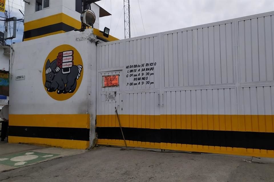 Las unidades de Combugas, como esta en Valle de Guadiana, en Ecatepec, también permanecen sin servicio este martes.