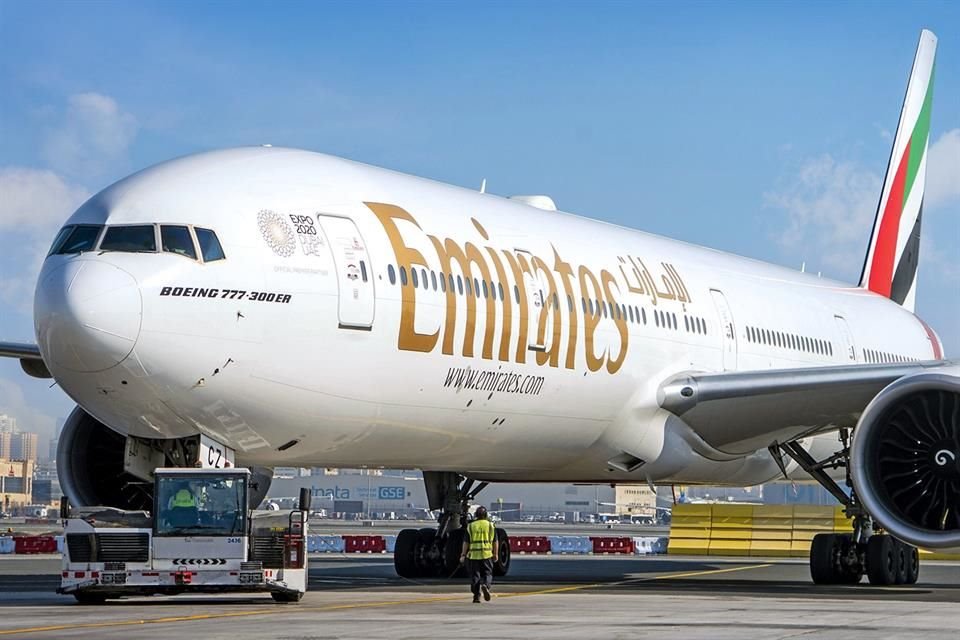 El vuelo a Dubai es operado en un Boeing 777-200LR de Emirates.