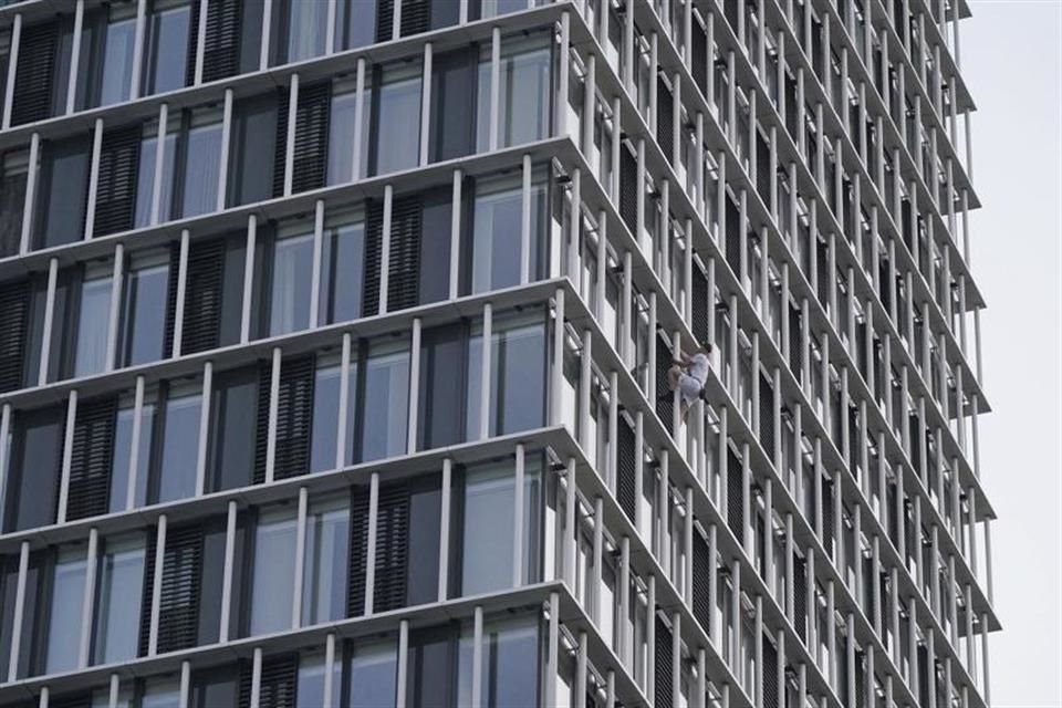 El escalador George King-Thompson trepó un edificio de 36 pisos en Londres, Inglaterra, para concientizar sobre el cambio climático.