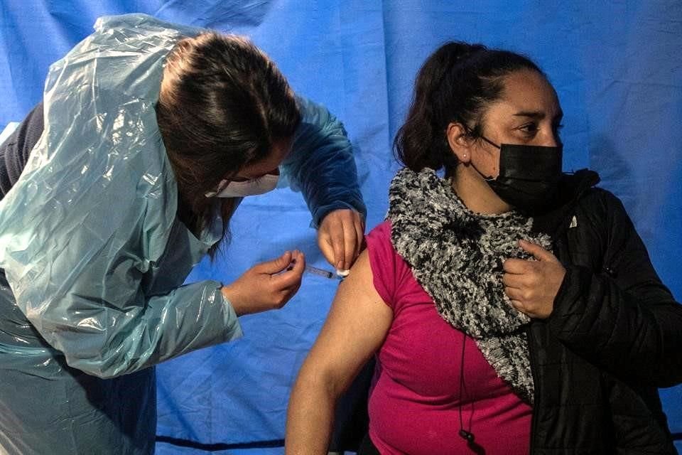 Una trabajadora de la salud aplica una dosis de la vacuna CoronaVac desarrollada por la farmacéutica china Sinovac en Viña del Mar, Chile.