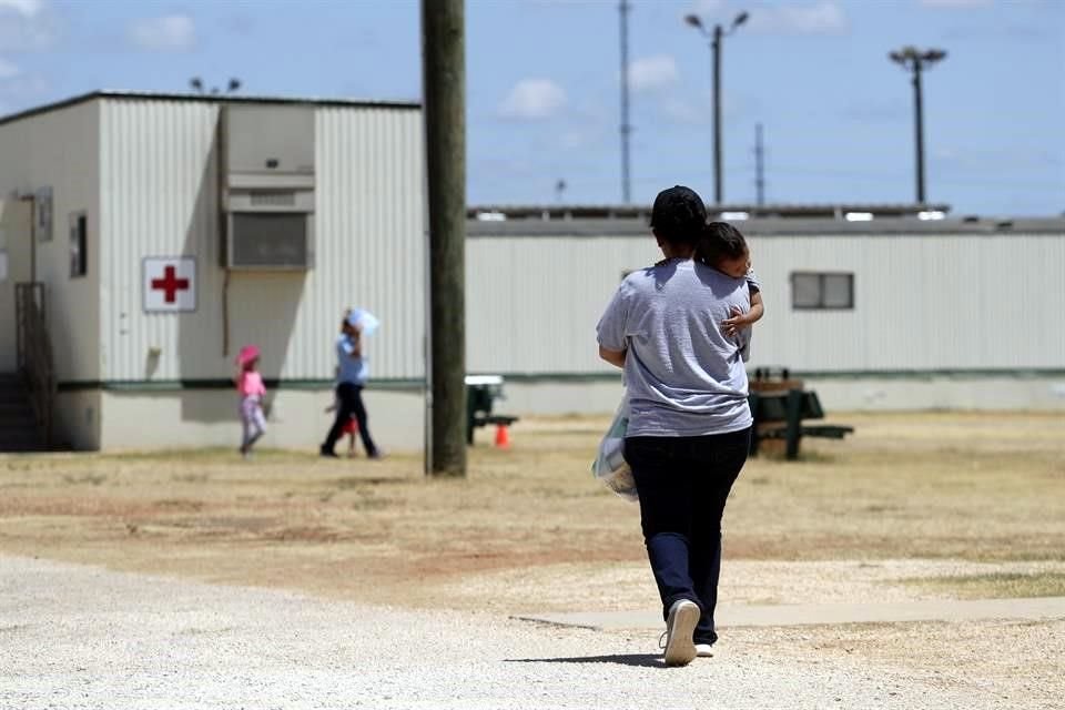 Migrantes que buscan asilo en Estados Unidos en un centro de detención en Texas.
