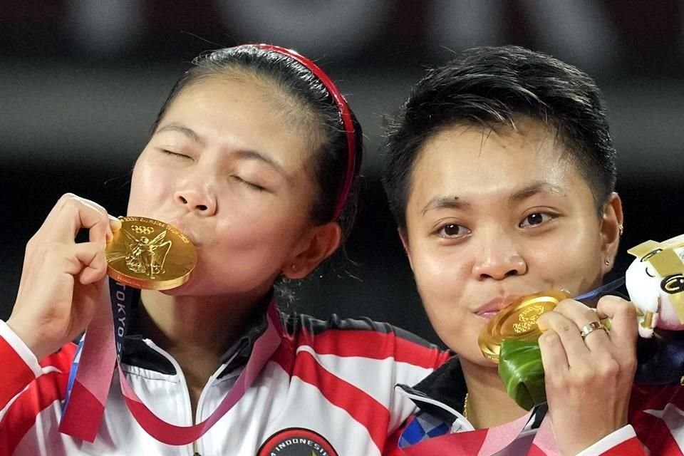 La pareja en bádminton se llevó una serie de regalos tras su título olímpico.