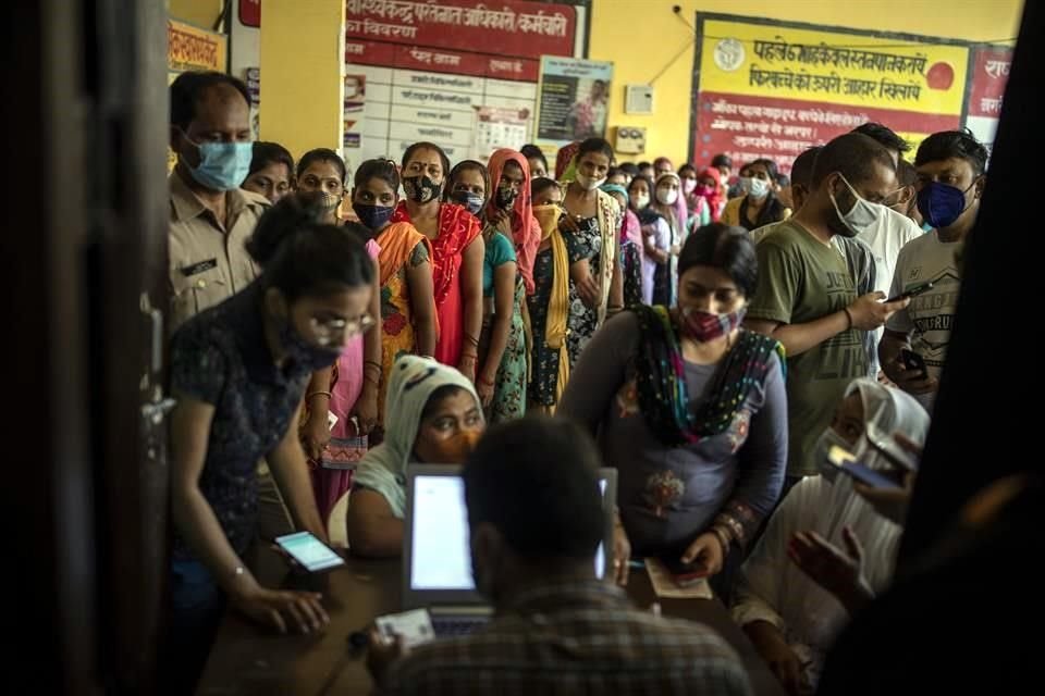 Personas en Nueva Delhi, India, muestra su registro para la vacuna contra Covid-19.