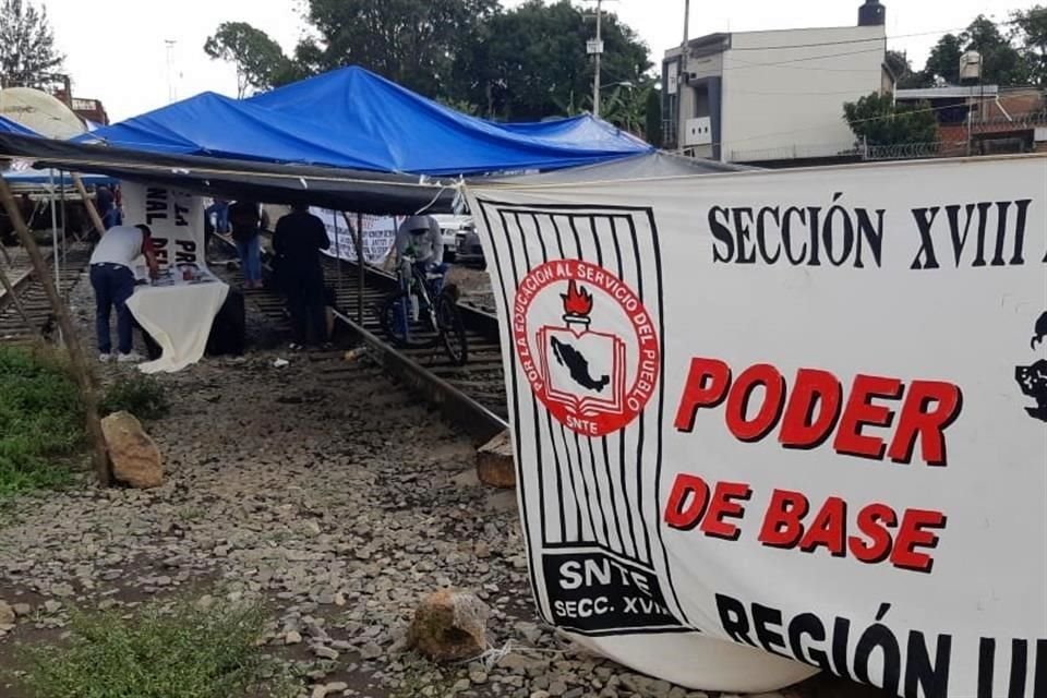 Integrantes de CNTE bloquean vías del tren en Uruapan, toman casetas e instalaciones estatales en varios municipios ante falta de pago.