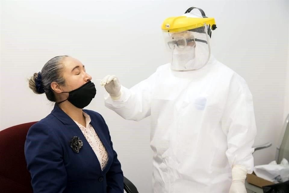 'Personal médico capacitado del Instituto de Salud del Estado de México aplicará los test, a través de un hisopado nasofaríngeo, obteniendo el resultado de manera inmediata', informaron.