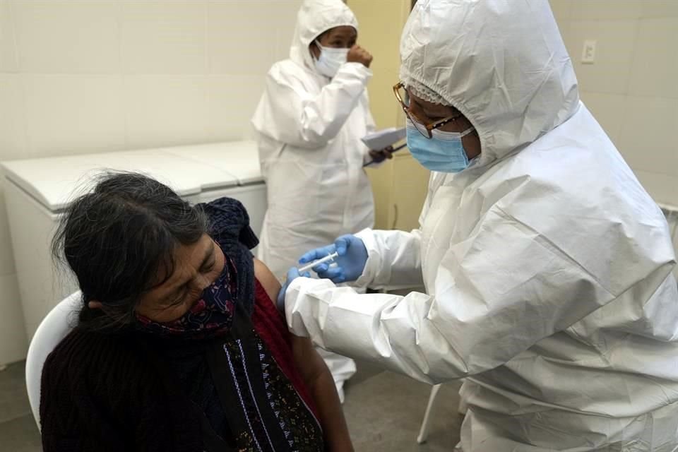 Una mujer en Bolivia recibe la primera dosis de la vacuna Sputnik V.