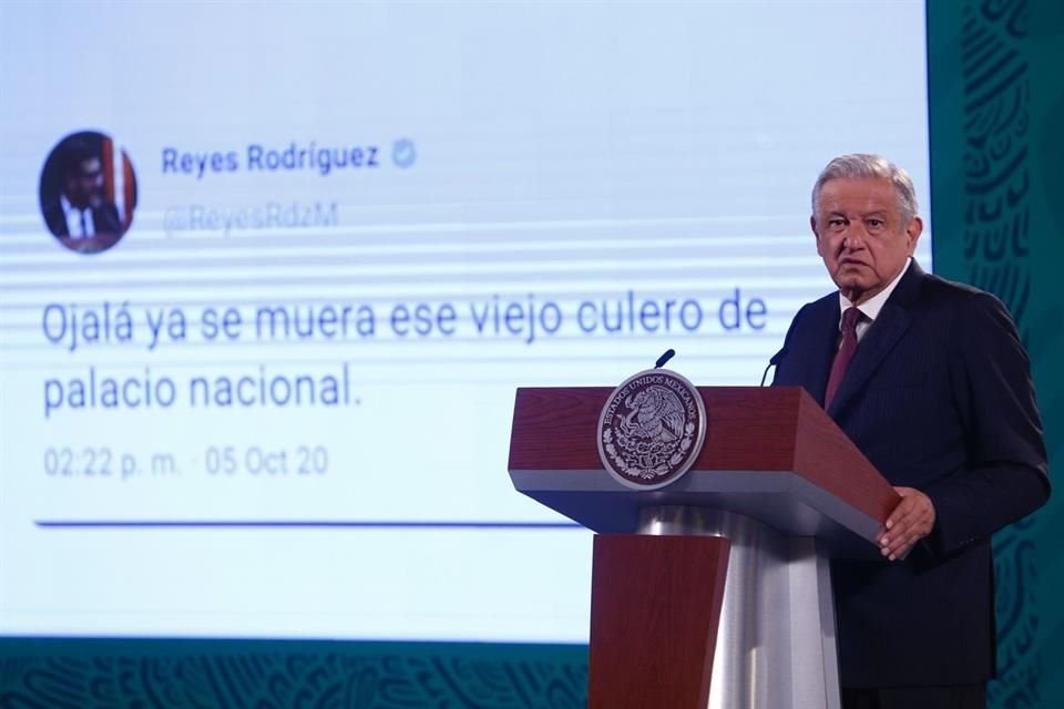 El Presidente López Obrador muestra el tuit del Magistrado Reyes Rodríguez en la conferencia mañanera.