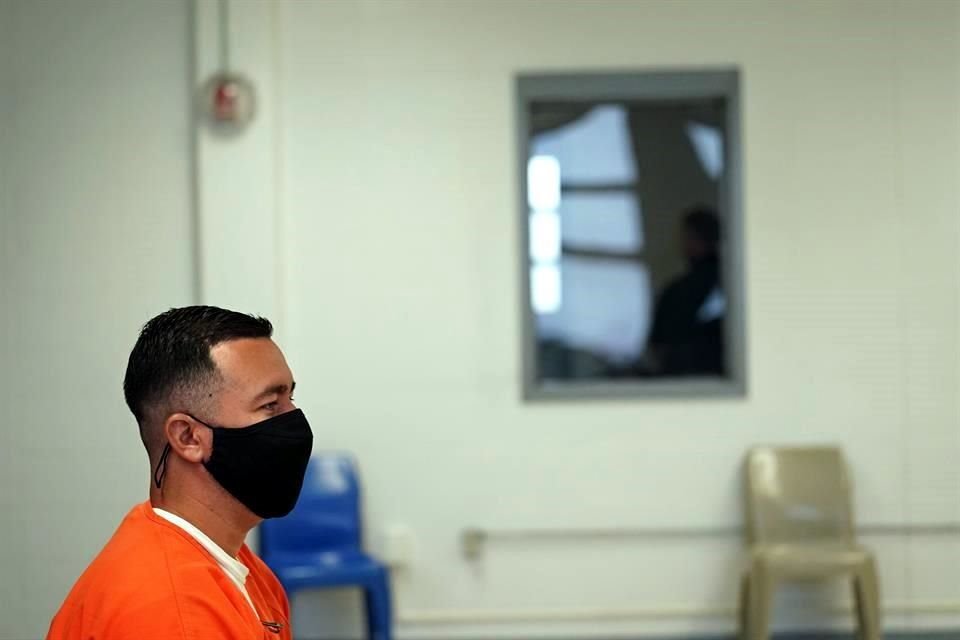 El migrante Alexander Martínez habla durante una entrevista en un centro de detención del ICE.
