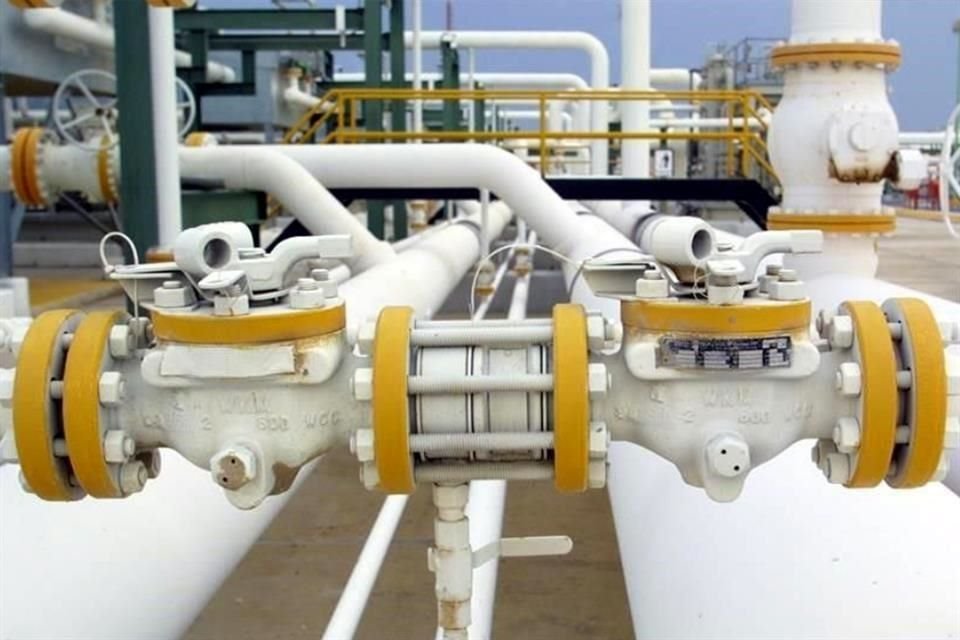 Jueces federales suspendieron la orden del Gobierno federal que obligaba a las empresas privadas a comprar gas natural a Pemex y CFE.
