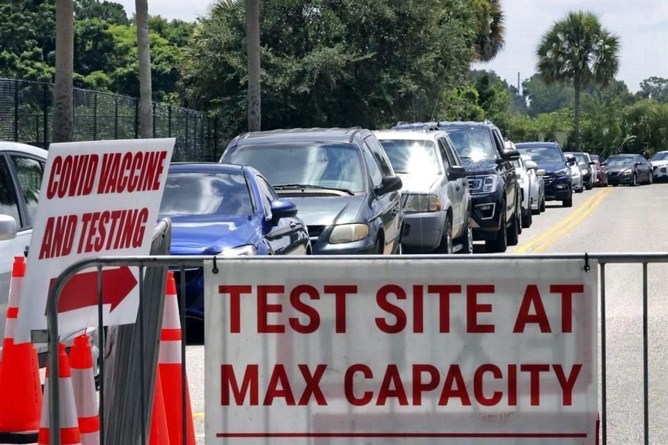 Un letrero en Orlando, Florida alerta que el centro de pruebas de Covid-19 está a su máxima capacidad.