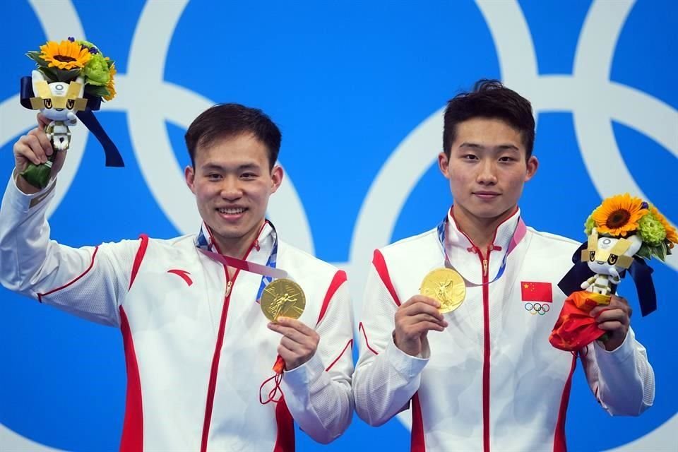 Xie Siyi y Wang Zongyuan de China, ganaron la Final de clavados sincronizados en trampolín de 3 metros masculino.