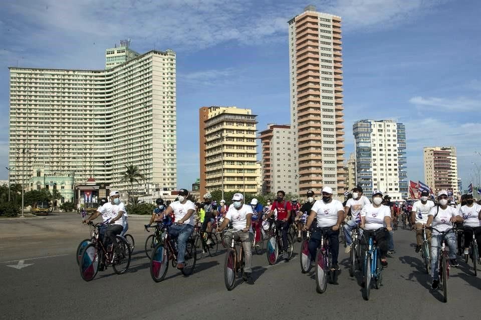 Una caravana de simpatizantes del Gobierno recorrió el Malecón de La Habana.