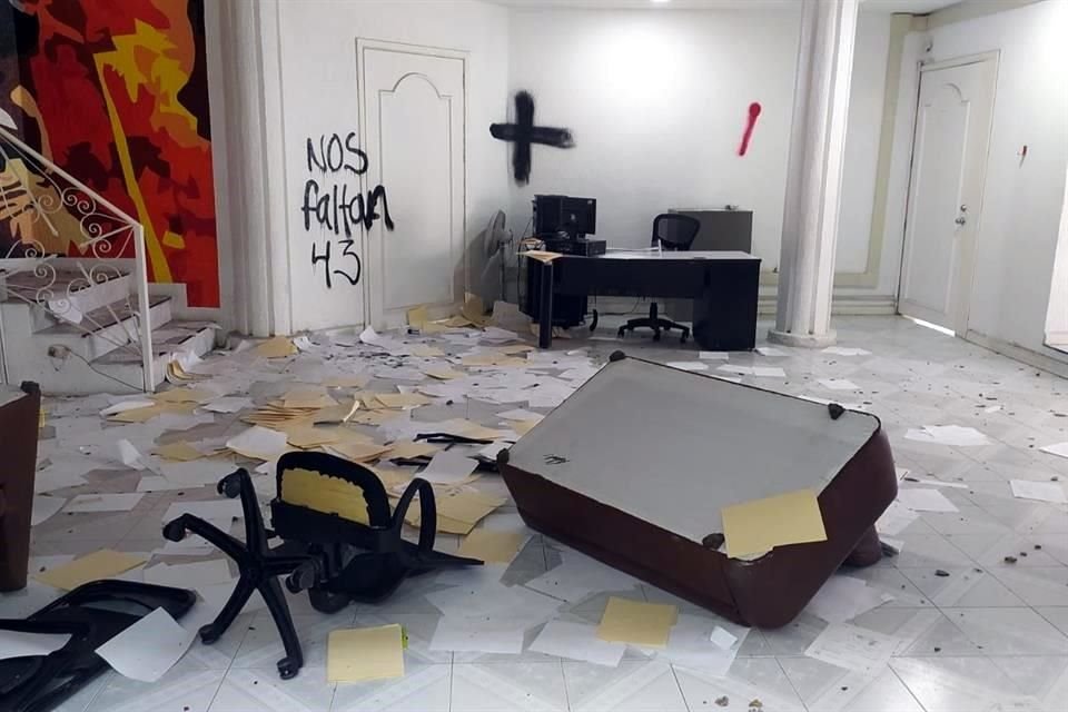 Los normalistas desalojaron al personal de las oficinas para realizar los destrozos.