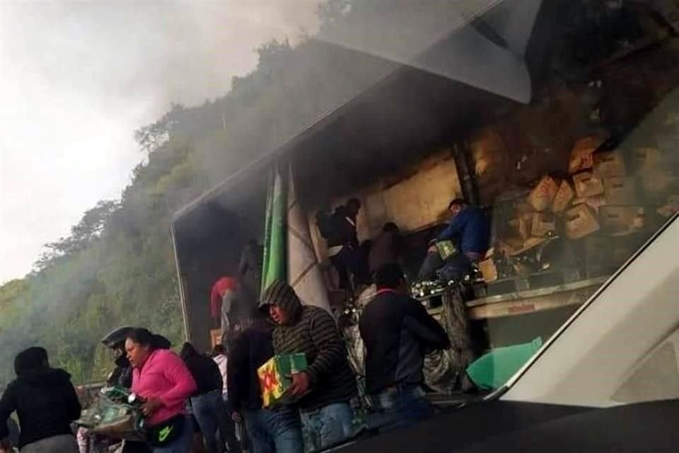 Pobladores de Maltrata robaron cajas de cerveza de un camión, pese a que estaba en llamas tras un accidente, en Autopista Puebla-Veracruz.