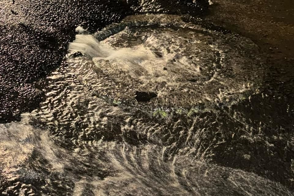 Ayer la fuga se acentuó, por lo que varios vecinos insistieron ante el Sacmex, que, por la noche, mandó finalmente a un grupo de trabajo.