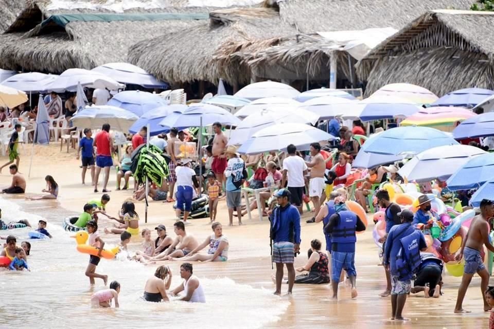En Acapulco las playas lucen con turistas pese a la tercera ola de Covid.
