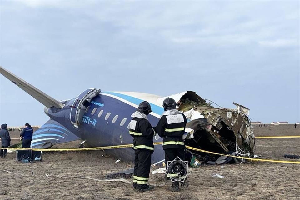 Azerbaiyán Airlines dijo que indagatoria preliminar indica que el avión que se estrelló sufrió interferencias externas, físicas y técnicas.