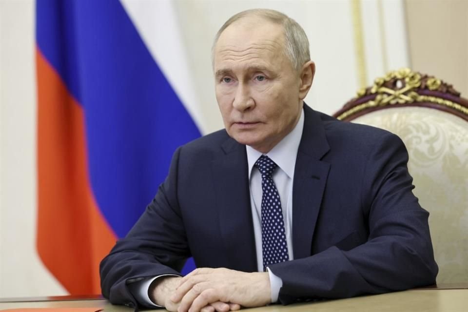 Putin no admitió responsabilidad directa por avión que cayó en Kazajistán.