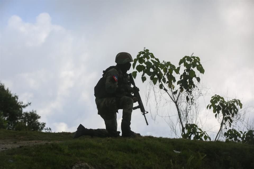 Un soldado durante una operación anti pandillas en Puerto Príncipe el 3 de febrero del 2025.
