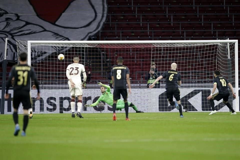 Dusan Tadic falló el penal que pudo ser el 2-0 para el Ajax.