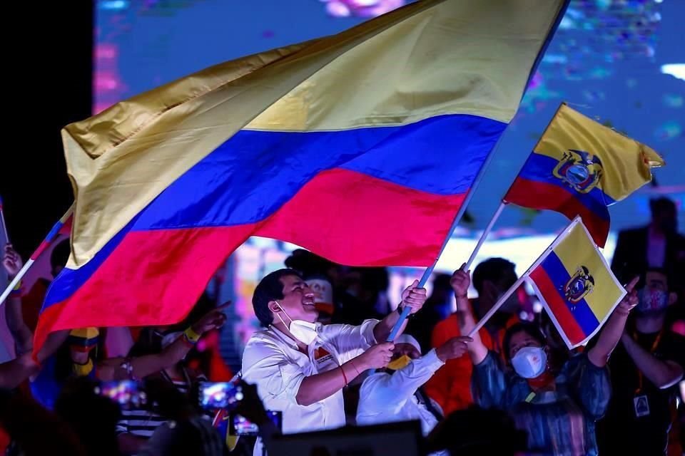 El candidato a la presidencia de Ecuador Andrés Araúz (c) preside un evento de campaña de cara a la segunda vuelta , en Quito (Ecuador).