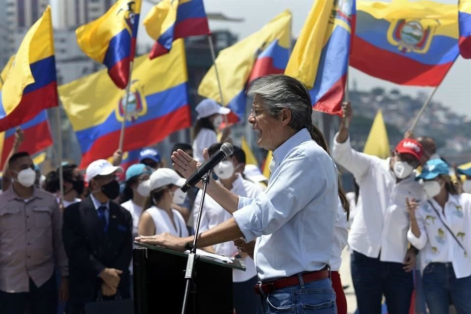 El candidato conservador Guillermo Lasso cerró su campaña electoral en Guayaquil.
