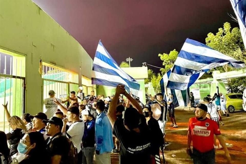 Los aficionados regios llevaron banderas hasta Santo Domingo.