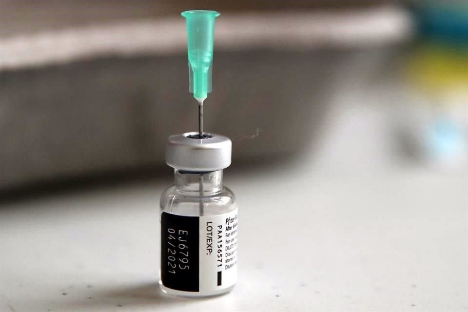 Un vial de la vacuna de Pfizer, que será una de las utilizadas en Francia para completar la segunda dosis en personas de menos de 55 años que recibieron la de AztraZeneca.