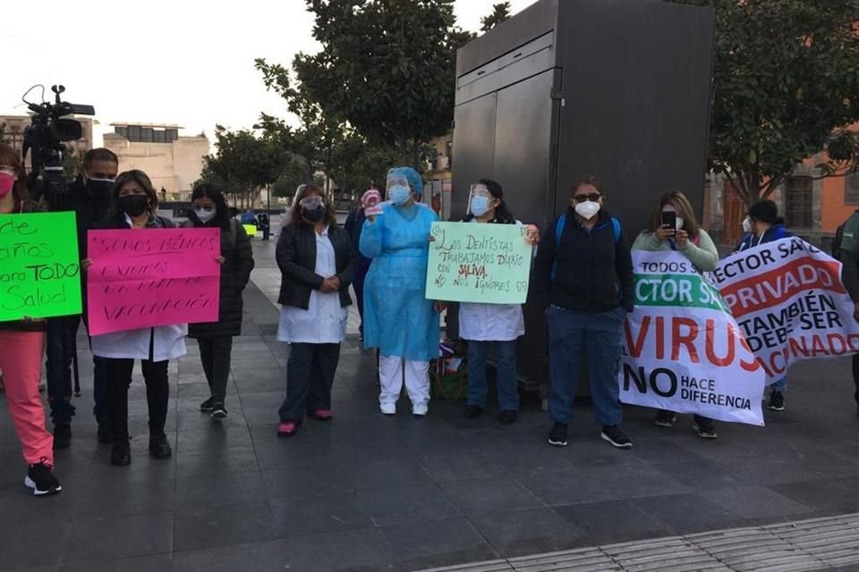 En la esquina del Zócalo y la Calle de Moneda la manifestación del personal médico coincidió con una protesta de militantes de Morena.