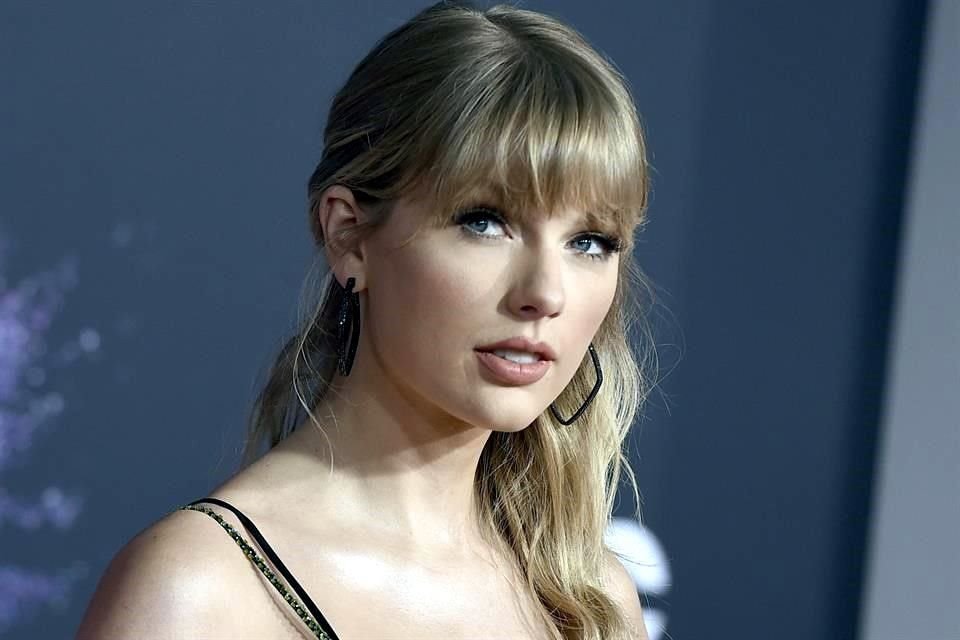Taylor Swift lanzó nueva grabación de su exitoso álbum de 2008 'Fearless', con 26 temas y seis de ellos inéditas.