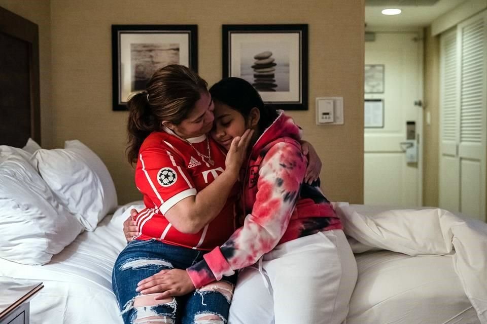 María Ana Méndez y su hija en su cuarto de hotel en San Diego, luego de reunificarse.