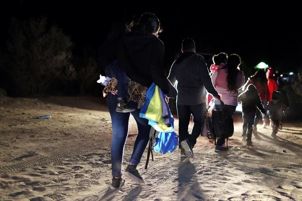 Un grupo de migrantes es procesado por la Patrulla Fronteriza en Texas, luego de cruzar el Río Bravo desde México.