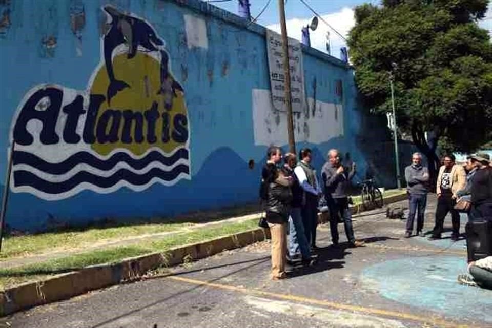 El Rollo fue un parque acuático que cerró sus puertas en 2007 y Atlantis fue el primer delfinario en la Ciudad de México, que dejó de operar en 2012.