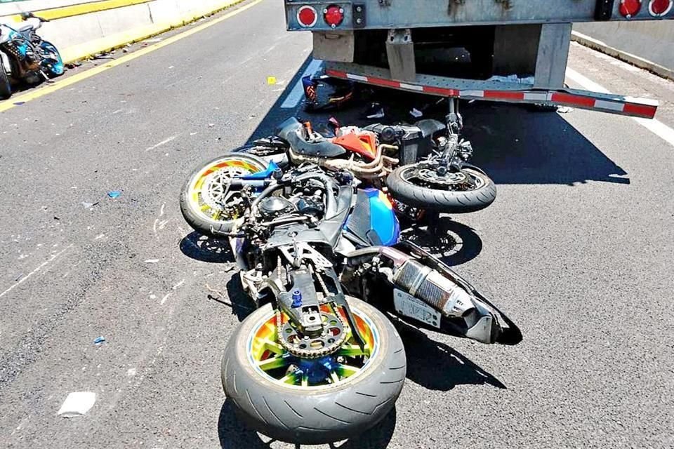 Luego que accidente en la México-Cuernavaca dejara al menos 7 muertos, un testigo afirmó que viajaba con la rodada y circulaban a 250 km/h.
