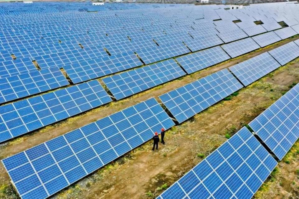 Personal de China Longyuan Power Group Corporation Limited revisando instalaciones de generación de energía fotovoltaica en un parque industrial en el distrito Ganzhou de Zhangye, noroeste de China.
