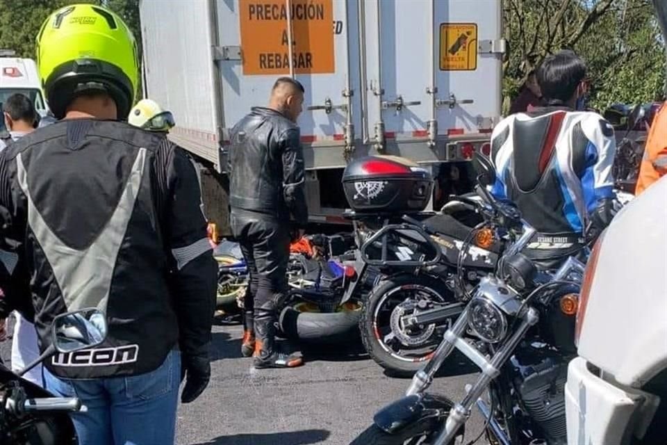 Los motociclistas se impactaron contra un tráiler en la autopista.