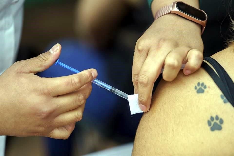 Hasta el momento, el Gobierno no tiene considerada una vacunación masiva para los menores de 18 años.