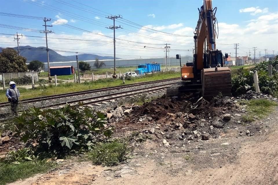 En protesta por ampliación del Tren Suburbano, vecinos de Tultepec impidieron que trabajadores comenzaran labores con maquinaria pesada.