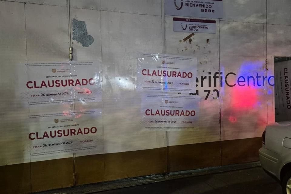 Sellos fueron colocados en la fachada del inmueble.