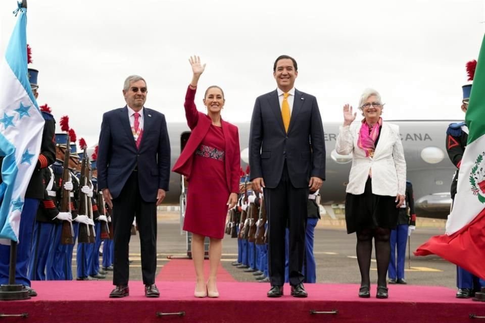 Sheinbaum fue recibida por secretario privado de la Presidencia de Honduras, Héctor Zelaya, y el Canciller mexicano Juan Ramón de la Fuente.